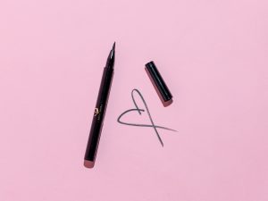 Read more about the article Cách Kẻ Eyeliner Không Bị Lem — Mẹo Từ Chị Sau Nhiều Lần Thất Bại