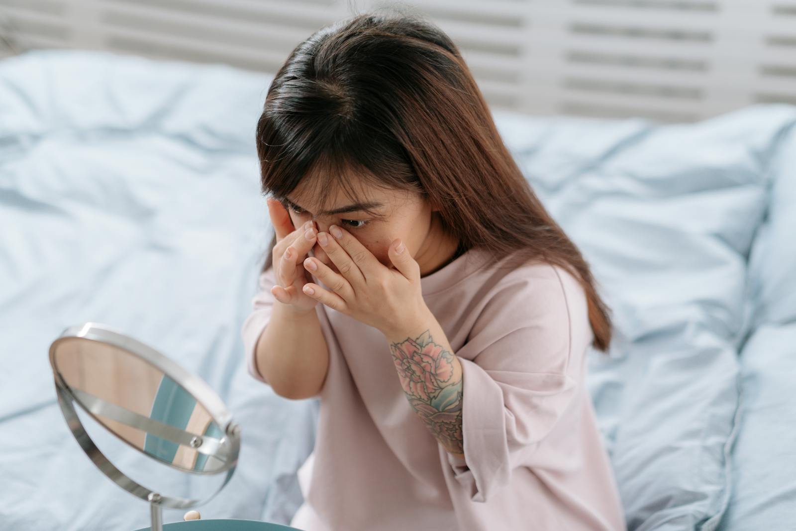 You are currently viewing Cách Trị Thâm Mụn Nhanh Tại Nhà 2026: Routine 5 Bước